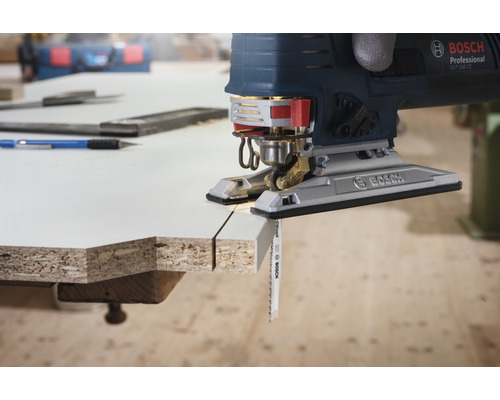 Priamočiara píla Bosch reže drevo