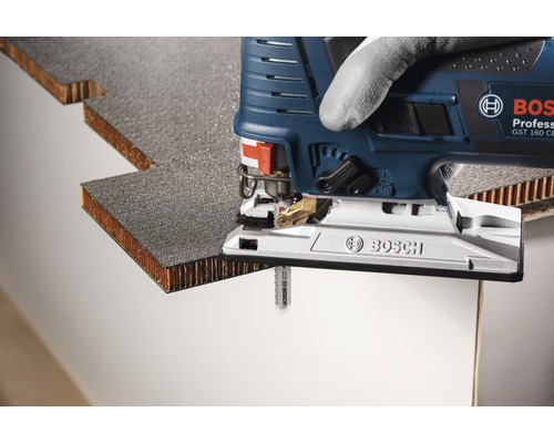 Priamočiara píla Bosch reže obrobok.