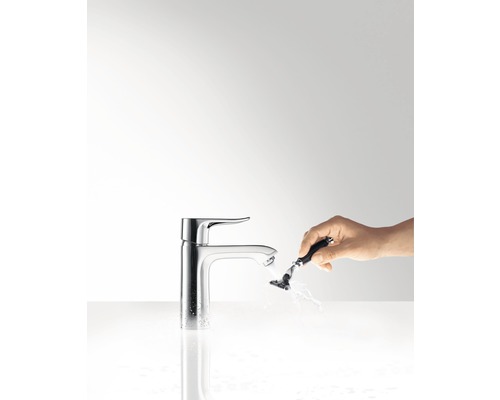 Páková batéria v kúpeľni s rukou čistiacou holiaci strojček