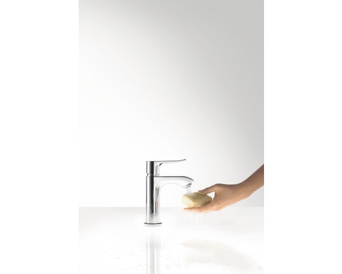 Moderná umývadlová batéria s mydlom