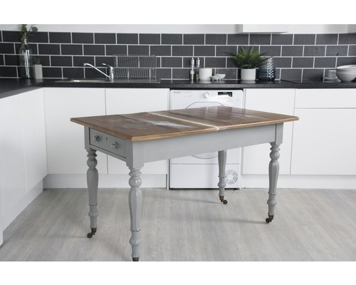 Drevený jedálenský stôl so zásuvkou v kuchyni