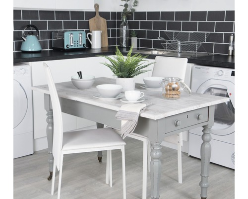 Jedálenský stôl s riadom a stoličkami v kuchyni