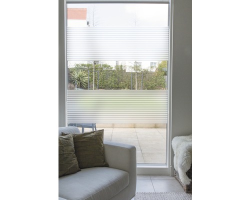 Interiér s plisovanou roletou na okne