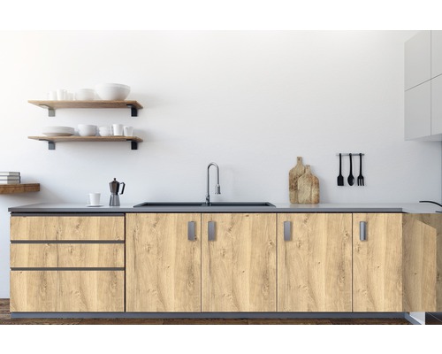 Kuchynská scéna so spodnými skrinkami, drezom a policami