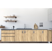 Kuchynský drez s batériou a spodnými skrinkami s dreveným dekorom v modernej kuchyni.