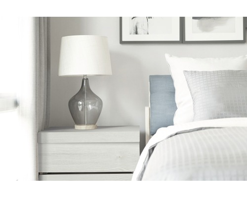 Nočný stolík s lampou v spálni