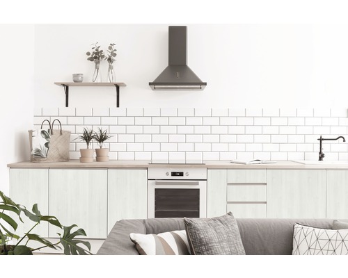 Svetlá kuchyňa s digestorom, obkladmi a drevenou pracovnou doskou.