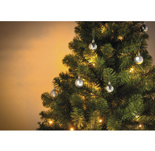 Ozdobený vianočný stromček s ozdobami a svetelnou reťazou