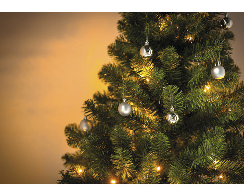 Ozdobený vianočný stromček s ozdobami a svetelnou reťazou