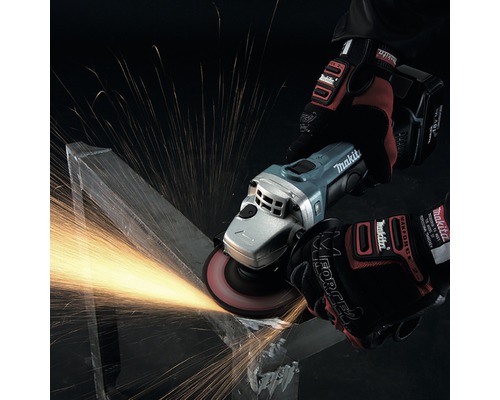 Akumulátorová uhlová brúska pri brúsení kovu s iskrami