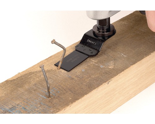 Oscilačný multifunkčný nástroj s pílovým listom na kov reže klince v dreve