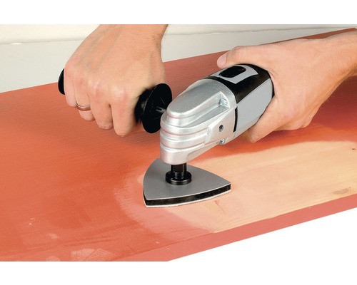 Multifunkčný nástroj používaný na drevenej doske