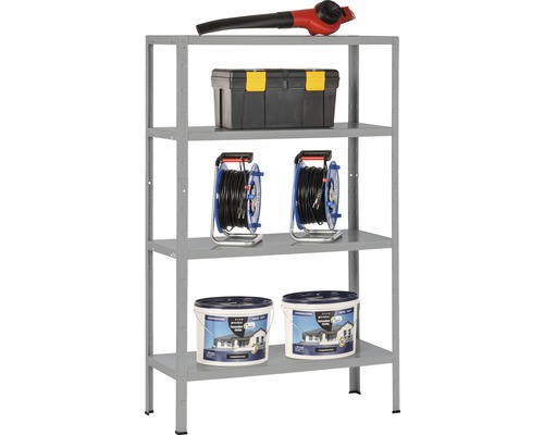 Sivý kovový regál so štyrmi policami s fúkarmi na lístie, boxom na náradie, káblovými bubnami a vedrami s farbou.