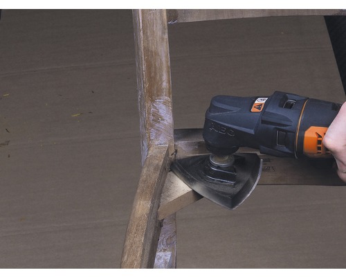 Multifunkčný nástroj používaný na drevenej stoličke