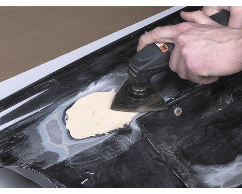 Oscilačné elektrické náradie používané na povrchu s tmelom.