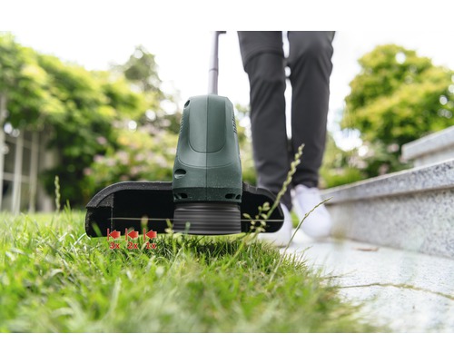 Strunová kosačka pri zastrihávaní okrajov trávnika