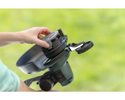 Osoba vymieňa cievku vyžínača.