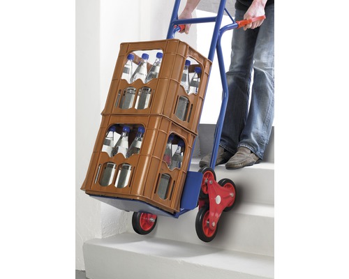 Schodiskový vozík s dvoma prepravkami nápojov na schodisku.