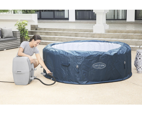 Žena pripája nafukovaciu vírivku Lay-Z-Spa k pumpe
