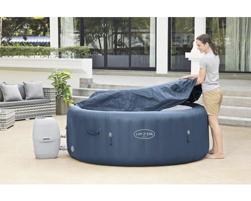 Nafukovacia vírivka Lay-Z-Spa s krytom a čerpadlom na terase