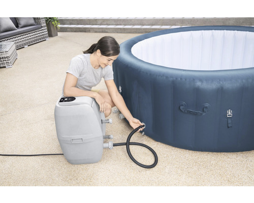 Žena pripája nafukovaciu vaňu k filtračnému čerpadlu