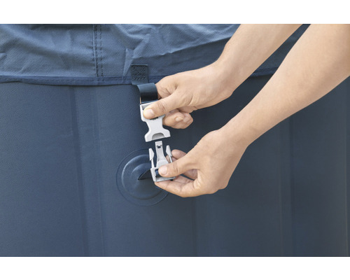 Detail upevňovacieho mechanizmu krytu bazéna