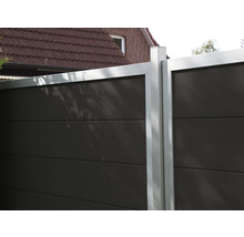 Detailný pohľad na plot s rámom na ochranu súkromia