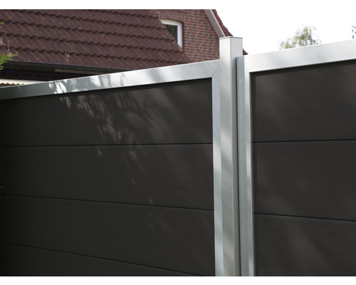 Detailný pohľad na plot s rámom na ochranu súkromia