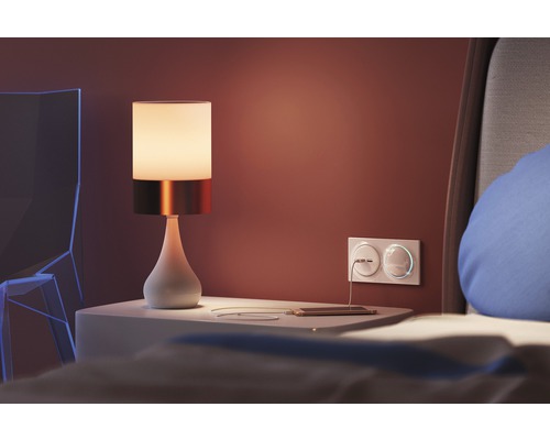 Nočný stolík s lampou a USB zásuvkou