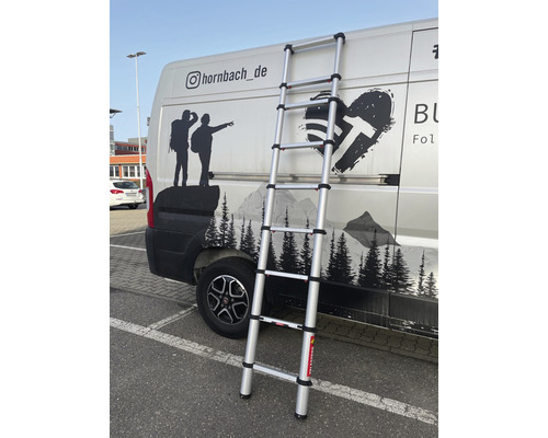 Hliníkový teleskopický rebrík opretý o vozidlo