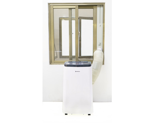 Mobilná klimatizácia s výfukovou hadicou pred oknom