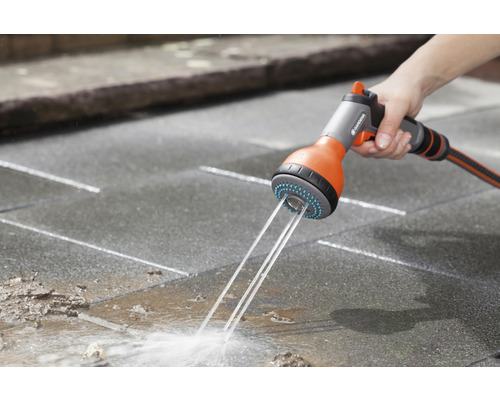 Záhradná hadicová tryska používaná pri čistení terasy