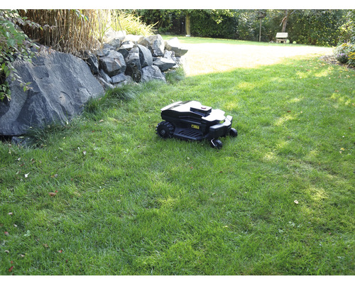 Robotická kosačka na trávniku v záhrade