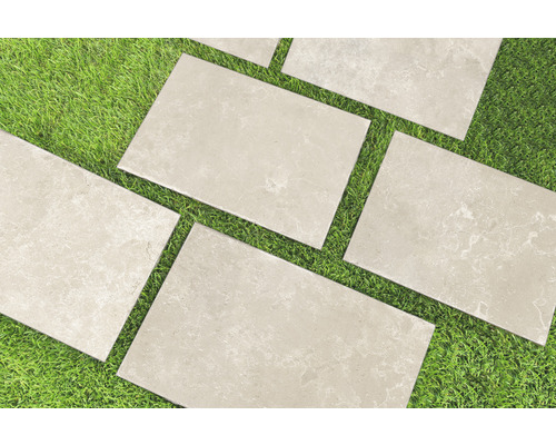 Obdĺžnikové terasové dosky z kameňa na trávniku