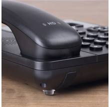 Detailný záber čierneho stolného telefónu s funkciou HD