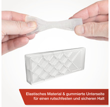 Priehľadný dverný doraz z elastického materiálu drží v rukách