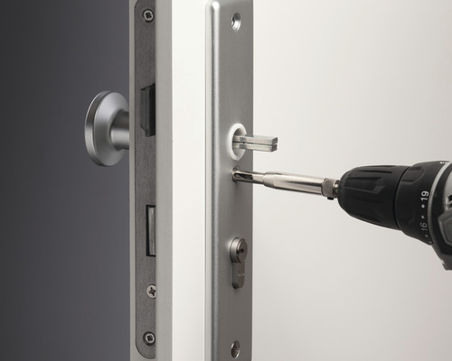 Montáž dverového kovania pomocou akumulátorového skrutkovača