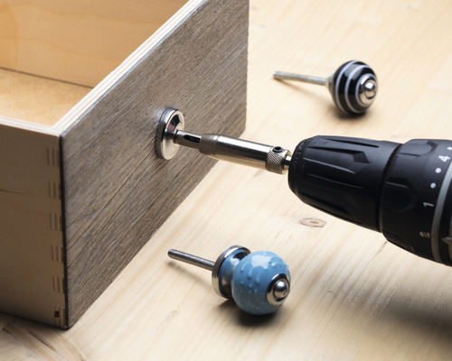 Zásuvka sa montuje pomocou akumulátorového skrutkovača a nábytkového gombíka.