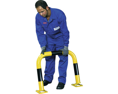 Osoba montuje ochranný rám proti nárazu v žltej a čiernej farbe.