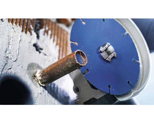 Rozbrusovací kotúč reže kovovú rúrku.