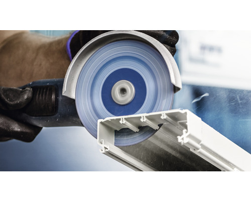 Remeselník reže plastový profil rezným kotúčom.