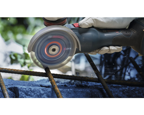 Osoba reže oceľ uhlovou brúskou X-Lock.