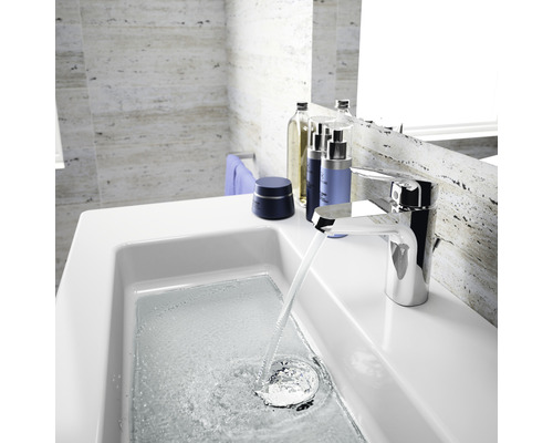 Moderné kúpeľňové umývadlo s batériou a tečúcou vodou.