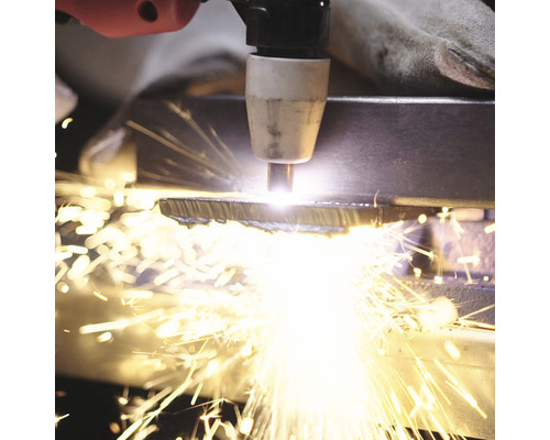 Plazmová rezačka reže kov s iskrami