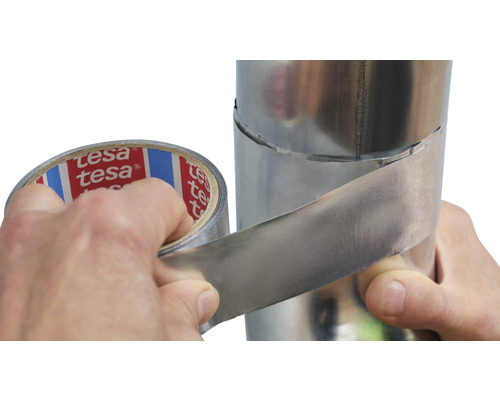 Hliníková lepiaca páska Tesa sa ovíja okolo kovovej rúrky
