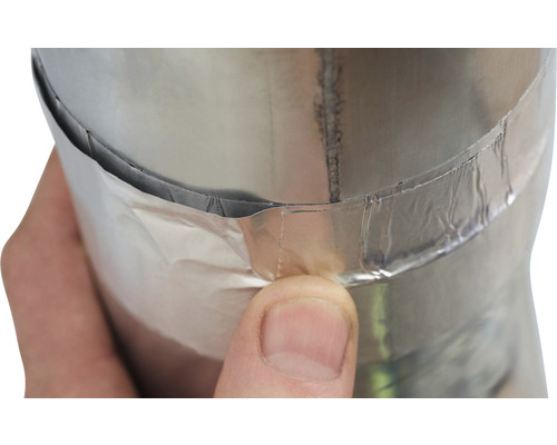 Detailný záber flexibilnej hliníkovej rúrky utesnenej hliníkovou páskou.