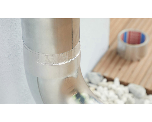 Opravené koleno odpadovej rúry lepiacou páskou