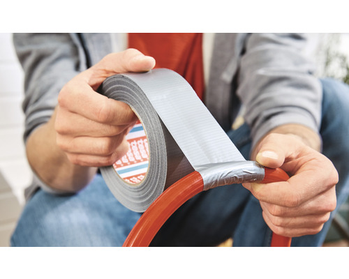 Muž opravuje hadicu lepiacou páskou