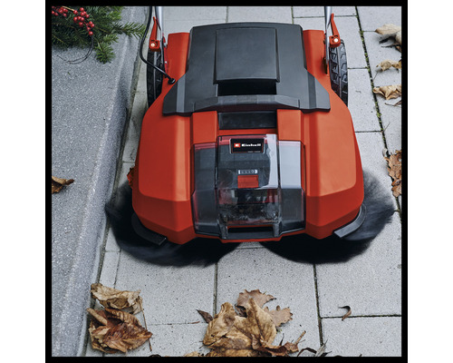 Zametací stroj Einhell čistí lístie na dlažobných kockách