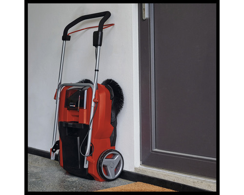 Vonkajší zametací stroj opretý o stenu